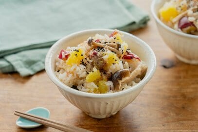 驚くほど簡単すぎる「サツマイモの炊き込みご飯」。丸ごと炊飯器に入れるだけ