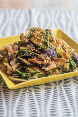 簡単、豚肉とナス、豆苗の重ね蒸し。ジュワ、トロ、シャキの食感が楽しい