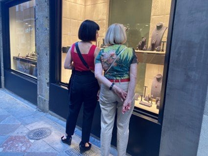 カラフルな服の女性2人