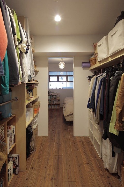 玄関と寝室からアクセスできるWIC