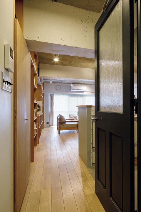 廊下からLDKに続くドア