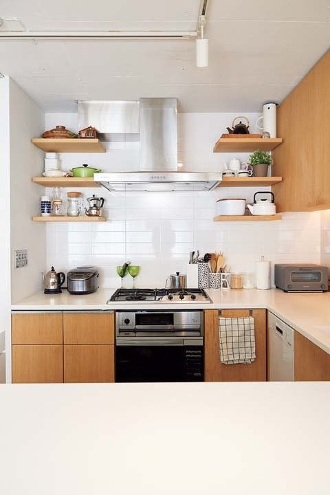 亜鉛版の取っ手がアクセントのオリジナルキッチン