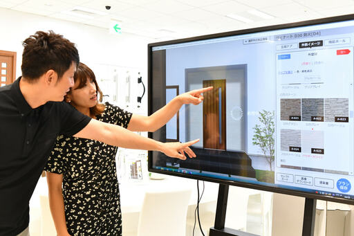 モニター画面を見る２人