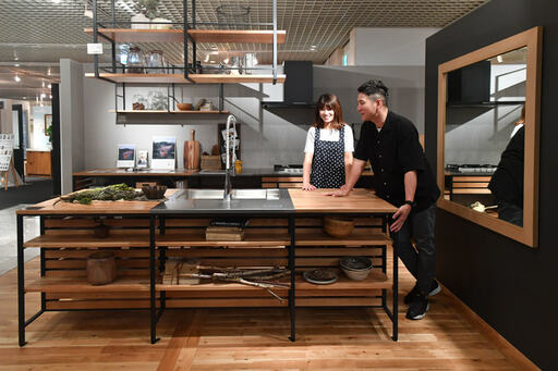 キッチン正面から。横に2人