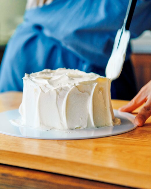 ケーキ側面にホイップクリームを塗っているところ