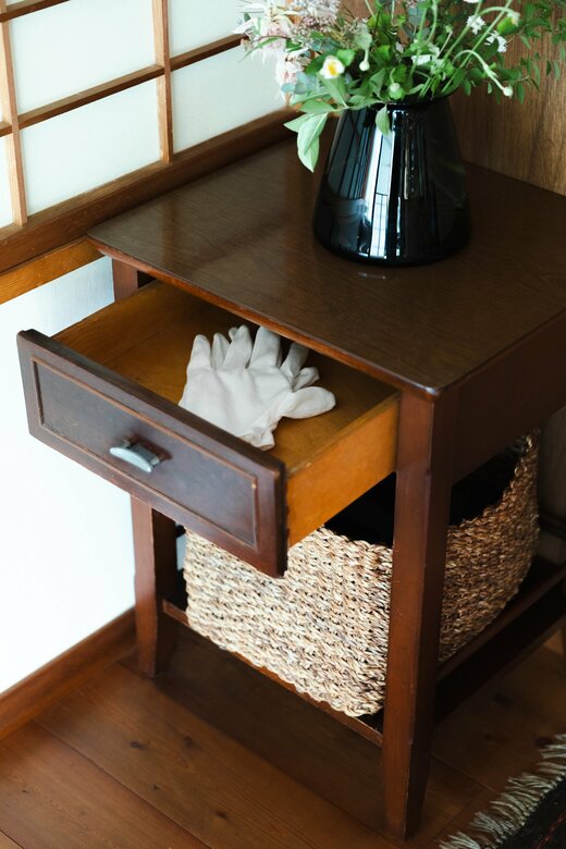 サイドテーブルの引き出しには、上に吊るしたランプを拭くときに使う手袋だけをしまっています