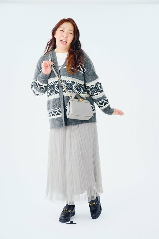 GRAYを使用したニットとチュールスカートコーデの白鳥さん