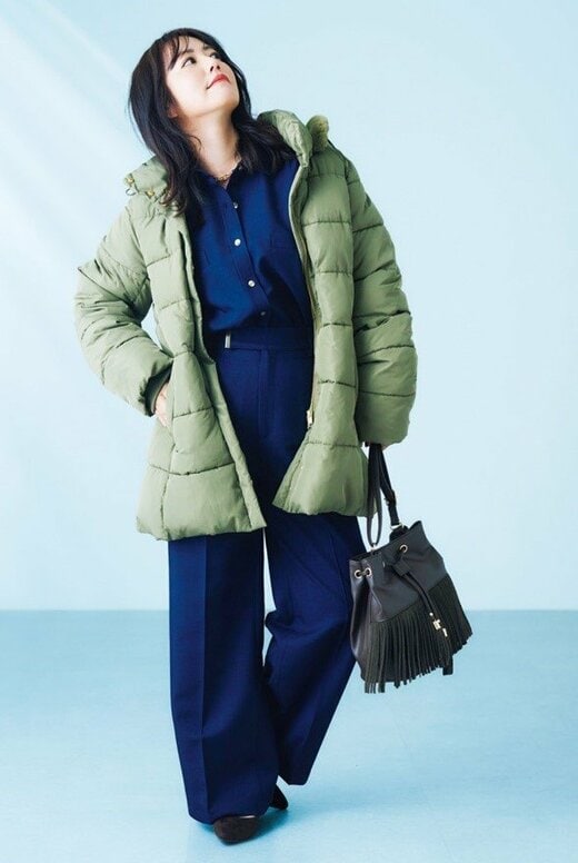 ダウンコートを着て上を見る磯山さやかさん