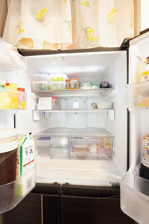 扉が開いている冷蔵庫