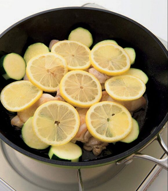 レモンはほかの食材の上にのせて加熱。