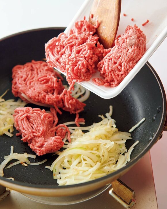 タマネギとひき肉炒める