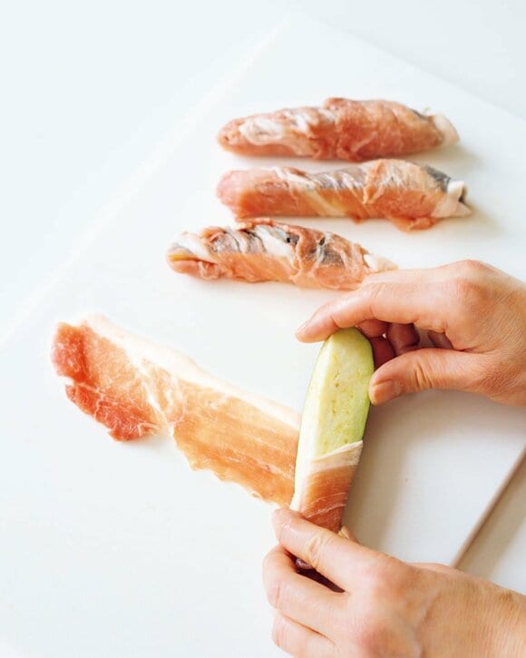 ナスを豚肉でまく様子