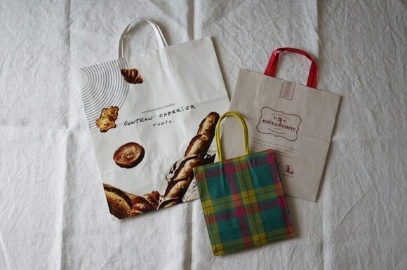 溜まりがちな紙袋やレジ袋をゴミ箱代わりに使う