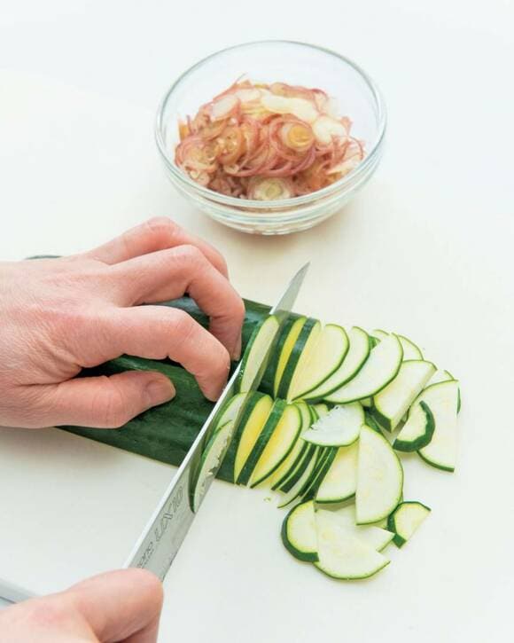 ズッキーニをカット