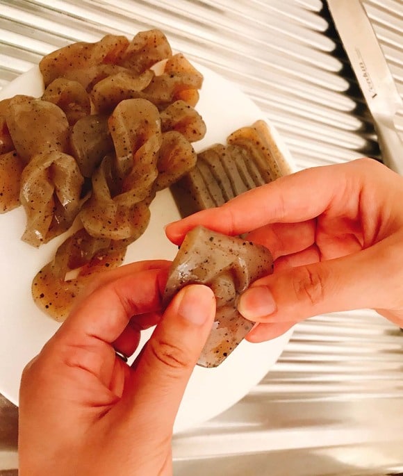 こんにゃくは7~8mm厚さの短冊切り