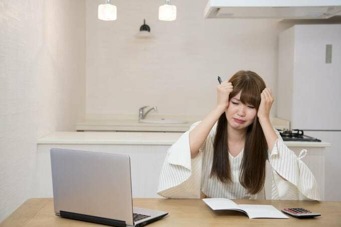 悩む女性