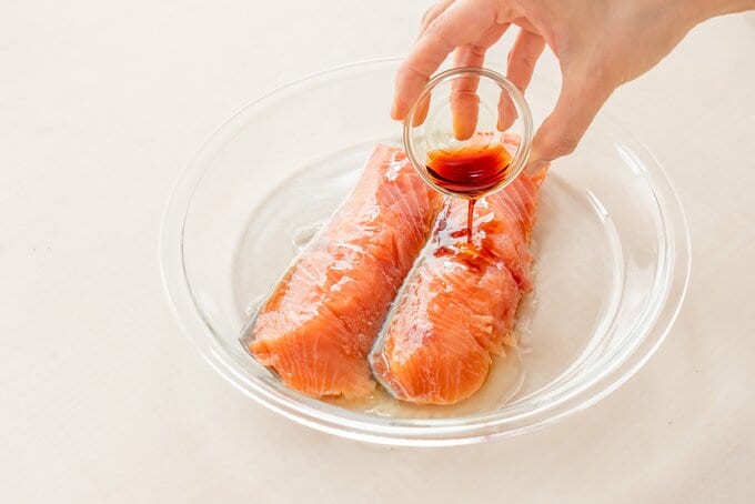 調味料をかけられた鮭