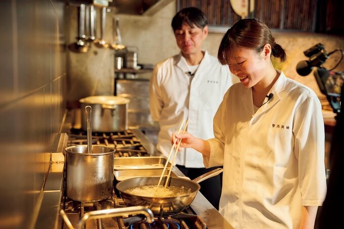 笠原さんとお弟子さんが料理をしている様子