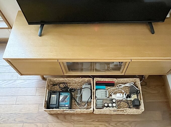 テレビボードの下に充電ステーション