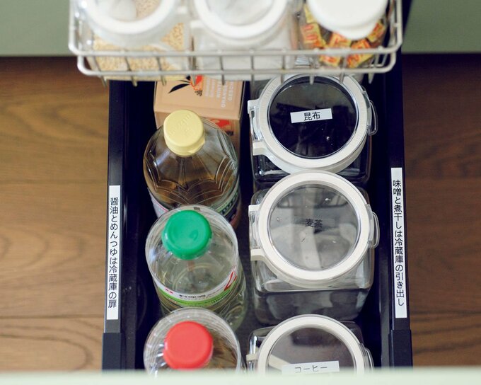 ラベルが貼られている引き出しに調味料など