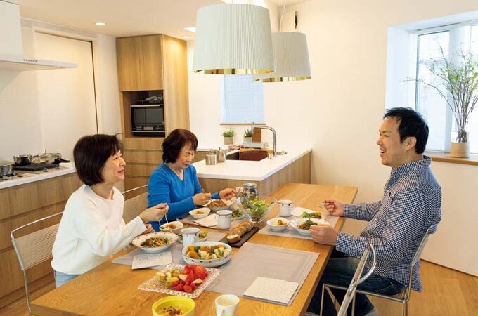 ダイニングには大テーブルを設置