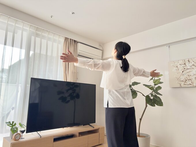 ラジオ体操する女性