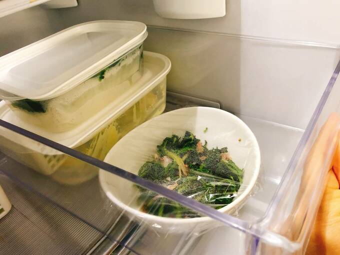 冷蔵庫にボックスと野菜の入ったボウル