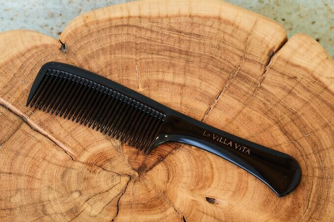 目の粗いタイプのコーム