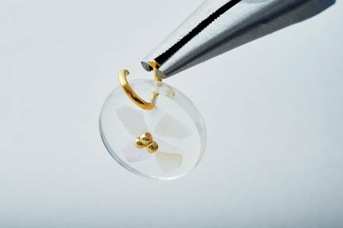 丸いパーツに丸カンをとりつける