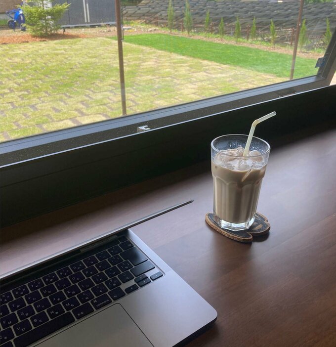 カウンターとパソコン