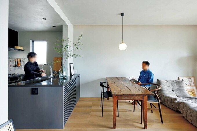 キッチンとダイニングテーブル