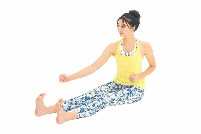 座ってストレッチをする女性