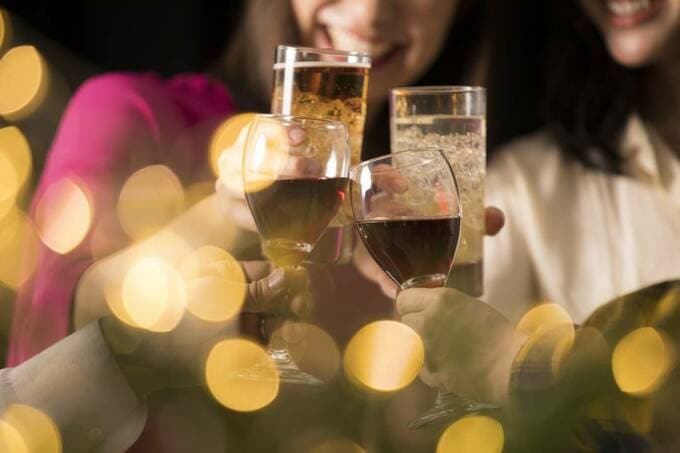 乾杯している様子