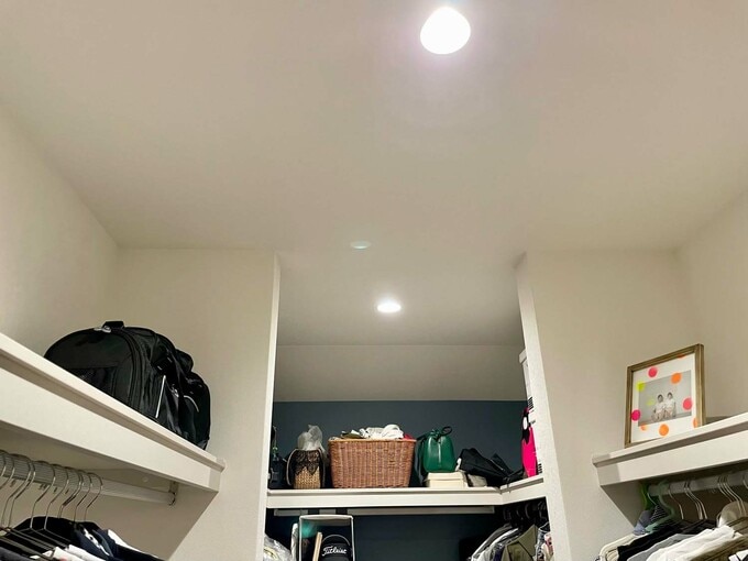 ウォークインクローゼットの内部