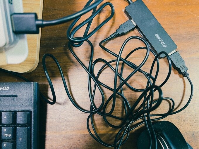 ごちゃごちゃしたコード類