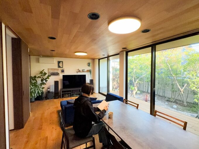 リビングで本を読む女性