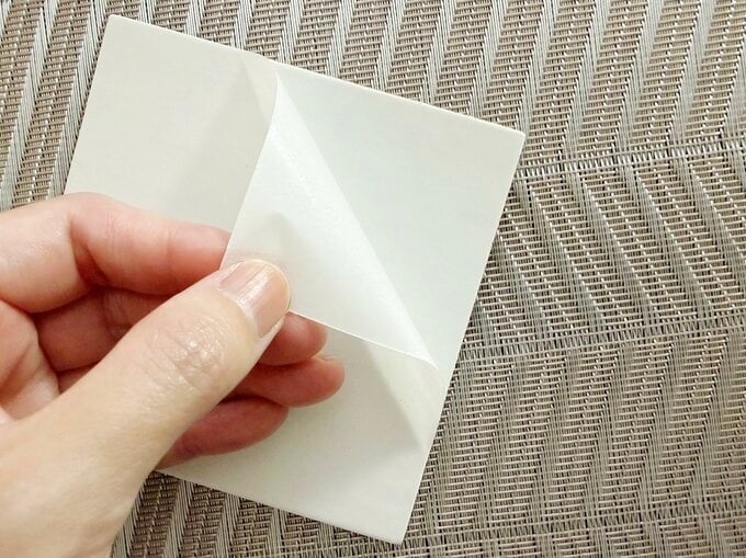 裏面は粘着テープになっている