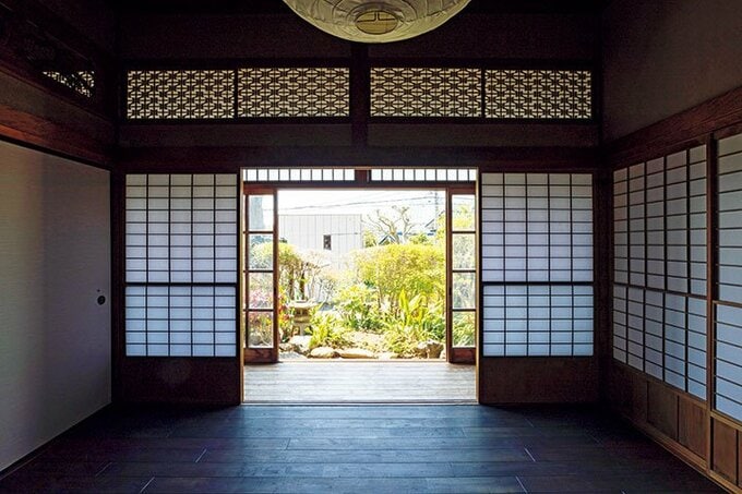 障子を開け放つと庭を眺めることができる