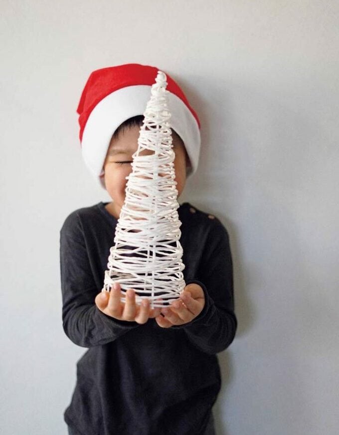 ツリーを持つ男の子