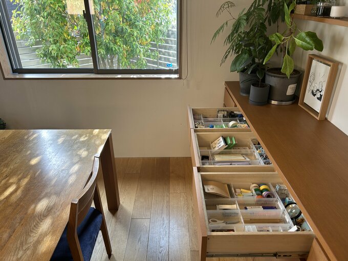ダイニングテーブルが散らからない収納の工夫を紹介します
