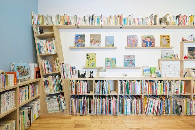 小さな子どもでも手が届きやすいよう、低めに設計された造作棚を設置 