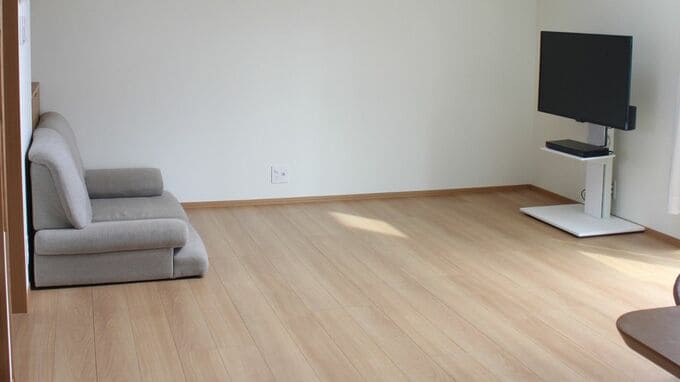 ソファとテレビしかないリビング