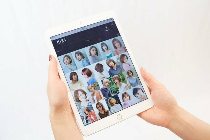 タブレットの画面に色々な女性の写真