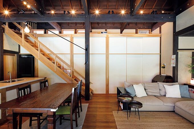 大黒柱や梁などの構造部分は濃茶に着色して古民家風には