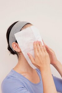 ティッシュペーパーでふき取る