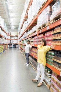 この棚は全部調味料!いっぱいあるだろ