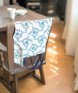 イスにエプロン