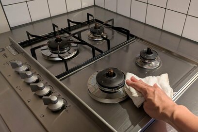 ご機嫌に過ごすための「夜5分家事」3つ。コンロなどの汚れをふきとり、翌朝も心地よい