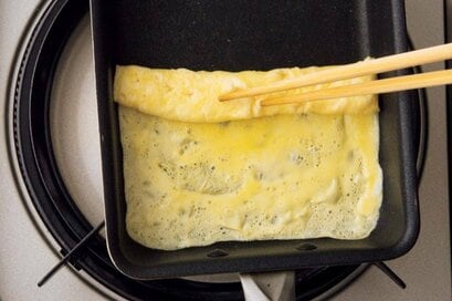 卵1個で卵焼きをふんわり焼く方法。コツは水をたすこと：10周年殿堂入り《レシピ》記事3位