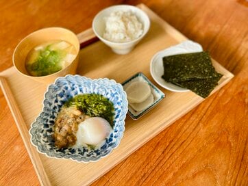 60代ひとり暮らし、朝食は「もち麦ご飯・納豆・メカブ・卵」の和定食に固定。暮らしが軽やかに